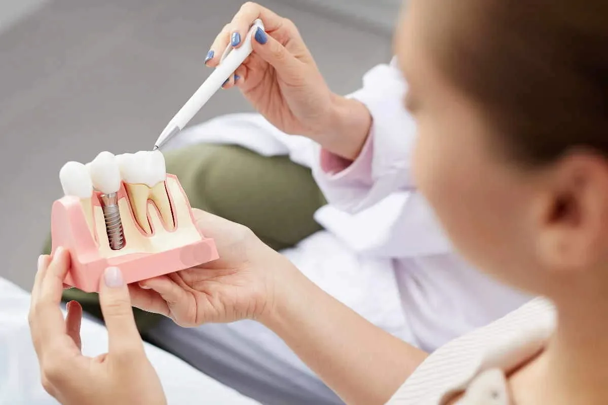 Diş implantı nedir? — bilgilendirme görseli